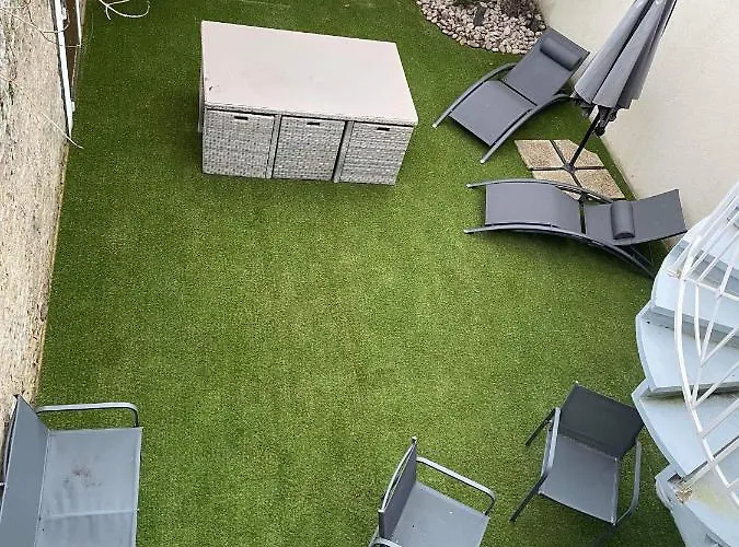 Anselme, F2 Duplex Avec Cour Commune Et Proche De La ,2 *